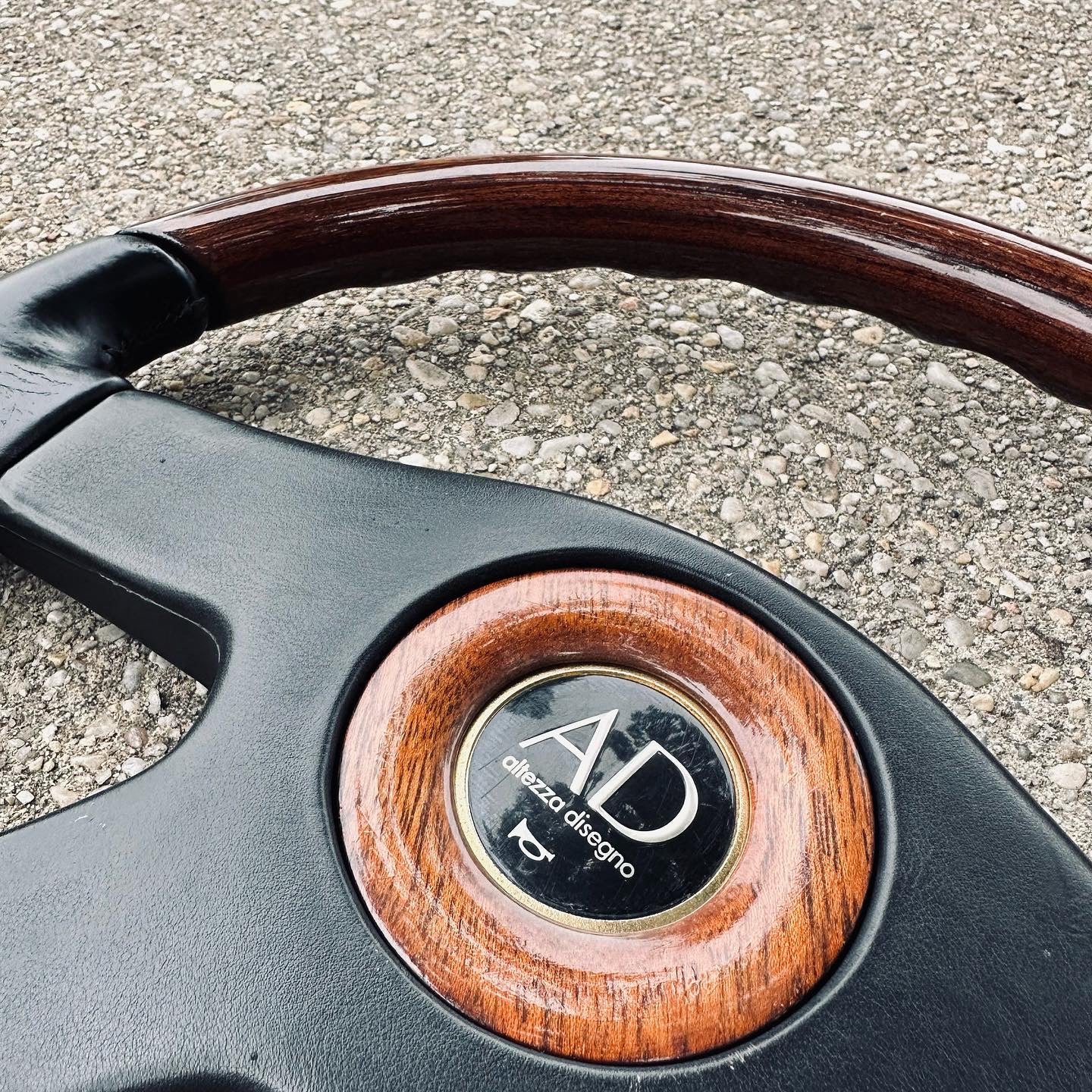 “AD (Altezza Disengo)” 360mm Wood Grain + Black Leather Steering Wheel